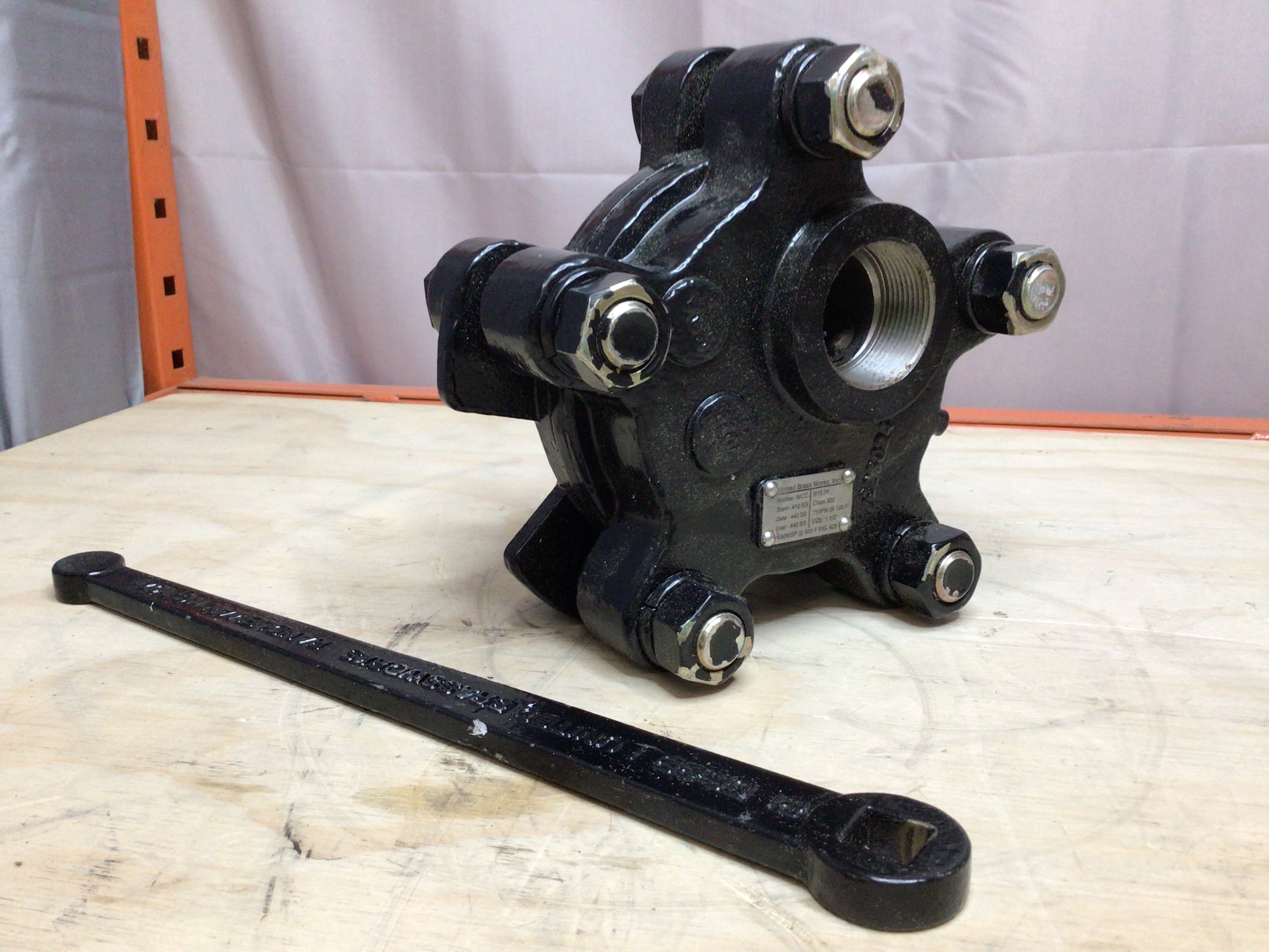 UNITED BRASS WORKS - 296966 Gate Valve 1-1/2 In. FNPT Carbon Steel *OPEN BOX* (8131067511022)